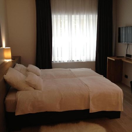 Guesthouse Au Coin De La Rue มัลเมอดี ภายนอก รูปภาพ